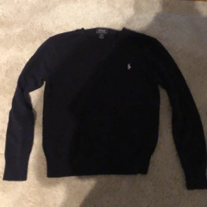 Stickad Ralph lauren - Jag säljer en stickad Ralph lauren tröja som är i färjan mörk blå och är väldigt snygg. Jag säljer den för att den är för liten. Skriv om ni har frågor. Mvh