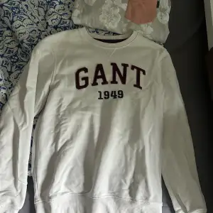 Hjälper min kille att sälja kläder!  En vit Gant tröja i storlek S. Varsamt använd. 