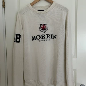 Morris tröja - Detta är min brors tröja - jag hjälper nämligen honom att sälja secondhand. Min bror vill inte ha den längre eftersom han har vuxit ur den och därför inte använder den längre. Det är en märkeströja från Morris som är i bra skick utan några defekter.