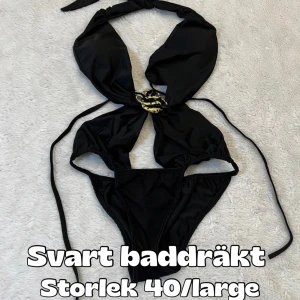 Svart baddräkt stl 40/large - Svart baddräkt från okänt märke. Storlek 40/large. Nyskick. 💕 Skriv jättegärna ett omdöme efteråt. Passa även på att köpa flera plagg samtidigt via Plicks bundle i min profil och betala bara för 1 fraktkostnad. 🤩