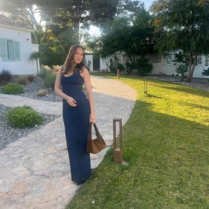 Denim klänning från BikBok - Denim klänning från Bikbok! Använd endast 1 gång (då jag tog bilderna). Så fin och djup i ryggen. Storlek S! Helt slutsåld i butikerna.   Nypris 899 