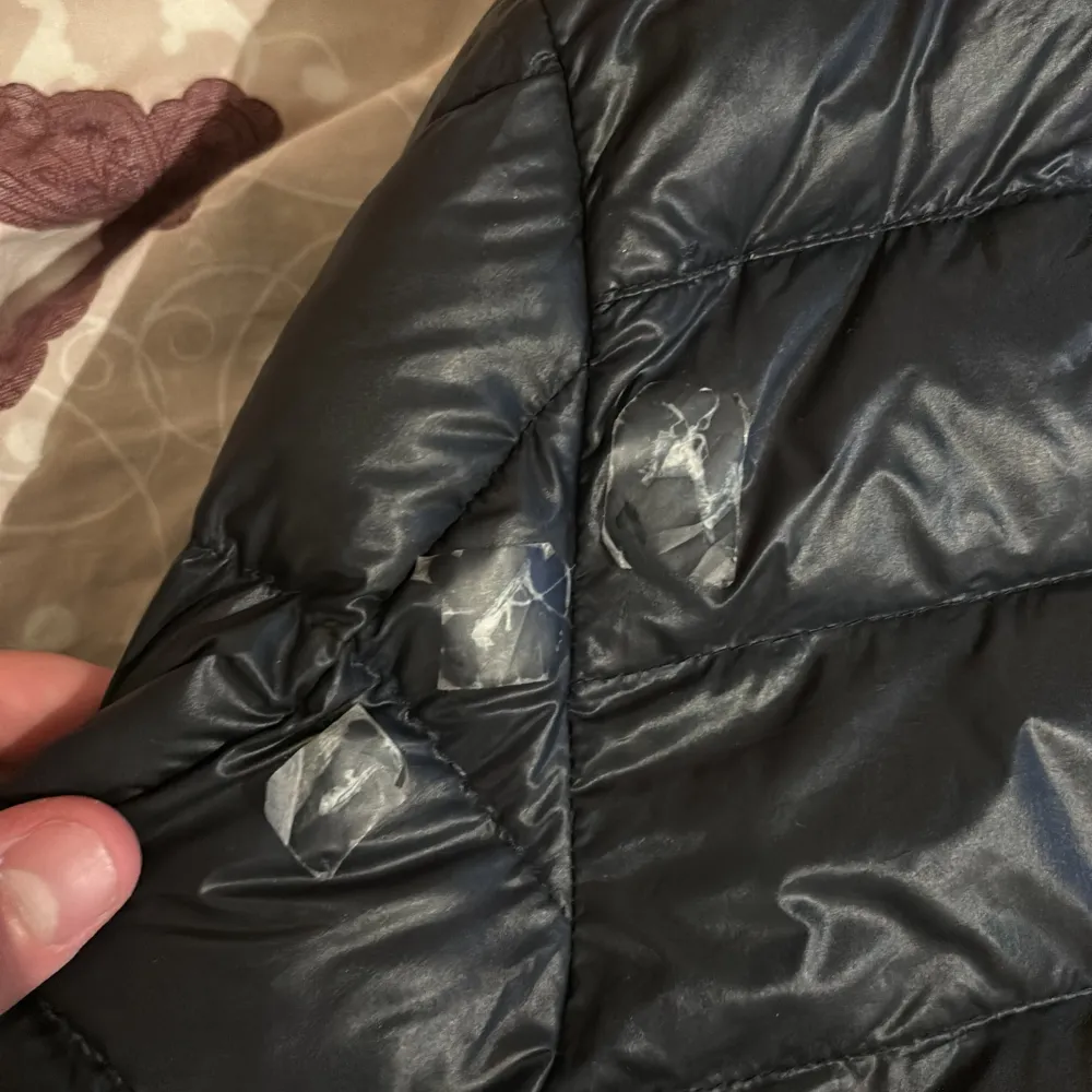 Jag säljer nu min moncler dunjacka i storlek s, priset är ej hugget i Sten,  Det är en gammal modell och nypris på jackan är 8500. Se bild 3 för defekter på jackan. Kom privat för mer information . Jackor.