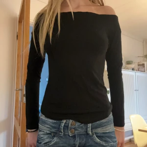 Off shoulder tröja i svart - Snygg Regina George inspirerad off-shoulder tröja i svart