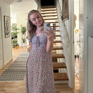 Klänning Zara - Säljer nu min såå drömmiga klänning från Zara!!💞 Finns inte längre att köpa och är i så fint skick!! Passar perfekt till sommaren💐🌼 Obs!! Lite insydd på baksidan av ärmarna för att bli storlek S, se sista bilderna, är inget som man tänker på🥰