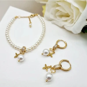 Handgjorda örhängen och armband set  - Handgjorda örhängen och armband set ● Material-Zirkon, 18k guldpläterad rostfritt stål och glaspärlor ●Örhängeskrokar - rostfritt stål ●Längd -4cm. Armband längd-18cm+3cm* Följ:@ekjewelryofficial 