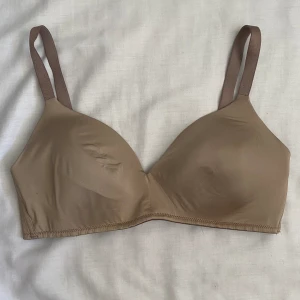 Beige bh 80C breda band - Beige Bh i storlek 80C, breda och bekväma band med Ingen underwire, den är för liten för mig så jag säljer den här. Finns inga lappar men tror den är från H&M