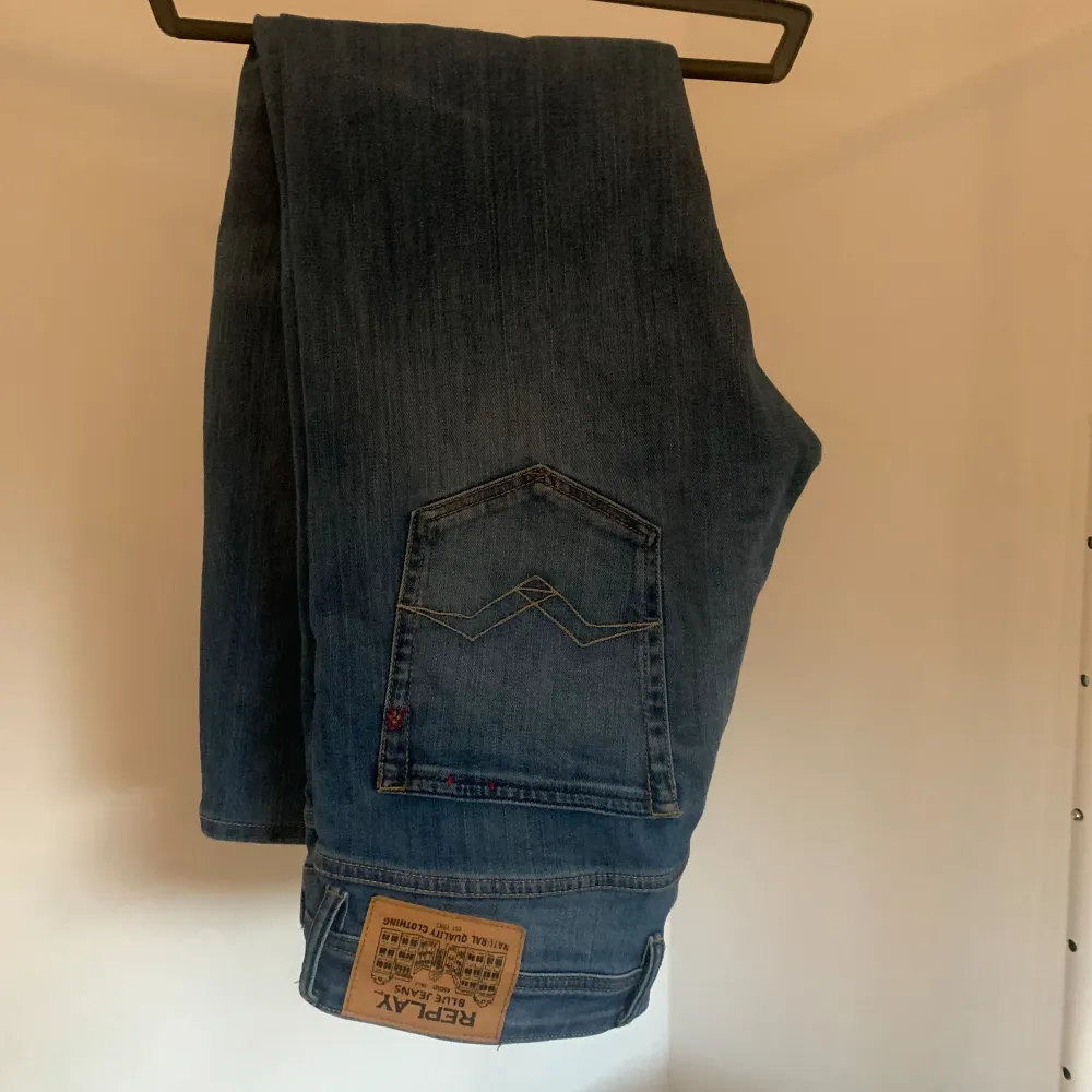 Replay jeans i modellen grover, insydda längst ner i benen så att dom inte är för lösa där annars som vanligt. Skick 9/10 inga defekter. Tveka inte på att höra av dig!🙌🏻. Farkut & Housut.