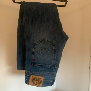 Replay  - Replay jeans i modellen grover, insydda längst ner i benen så att dom inte är för lösa där annars som vanligt. Skick 9/10 inga defekter. Tveka inte på att höra av dig!🙌🏻