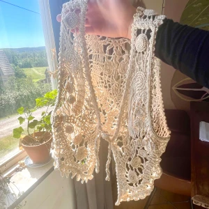 Virkad Väst - En skit snygg bäst som man kan ha till framförallt en somrig outfit!😍 den är beige och har jättefina nästan lite bohemiska mönster💕 köpt second hand🥰