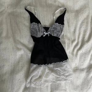 Linne - Jätte gulligt linne men spets som ät köpt här på plick, säljer pga den är för stor för mig. Den är see through. Första bilden lånad från förra ägaren.