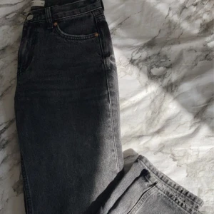 Svarta Gina jenas - Jättesnygga jeans från Gina Tricot som varit populära länge, säljer då dom blivit för stora. Fint skick och nästan aldrig använda! 💞köpta för 500