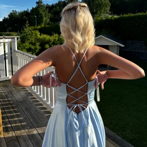 Balklänning  - Säljer denna jättefina balklänning från jjhouse. Den har slits och fin snörad rygg. Använd av mig en gång och en annan privat person🩵