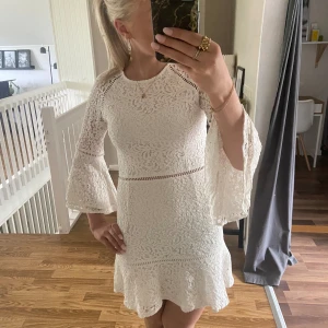 By malina klänning - En super fin klänning från by malina i mycket bra skick 🥰 Den har jätte fina detaljer som volang i ärmarna och där nere på klänningen 😍 Den är dessutom i vit spets och storlek S💞 Hör av er om ni är intresserade eller har frågor🥰 Den är nästan helt ny
