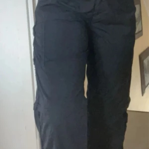 Svarta cargobyxor y2k stil  - Snygga byxor med unika fickor  Stl 42, men tycker de passar en M (38/40) Perfekta i längden på mig som är 170cm