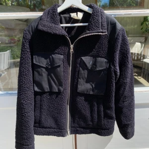 Arket Teddy jacka Marinblå - Hej, säljer en oerhört snygg Teddyjacka från Arket i marinblå färg. Använd med fortfarande i bra skick. Nypris 2200kr. Kvalitativ och exklusiv. Bekväm och praktisk. Varm och passar till allt. Storlek M. Pris kan diskuteras. Hör av er vid intresse! 