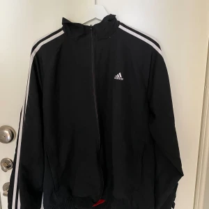 Adidas dress - Svart addidas dress. Ny skick. Går att få fler bilder. Strlk: medium men är stor i storleken så passar mer L. 