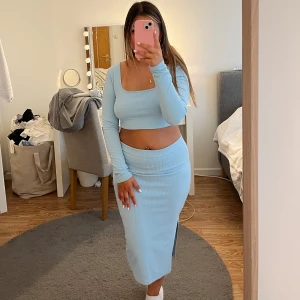 Blått set - Blått set från shein. Använt en gång. Petite på både tröjan och kjolen.