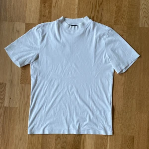 J.Lindeberg Ace mock neck - Tja,  Säljer min J.lindeberg ace mock neck då den är för liten. Den är i princip oanvänd. Modellen på bilden är 187cm och den sitter lite liten på honom. Nypris: 900kr