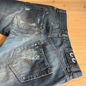 Dondup Jeans - Dondup jeans i storlek 33 men passar mindre, Ungefär som en 31. Modellen heter "Sam" men liknar "george". Nypris ~3000. Mitt pris 950kr.
