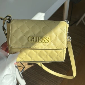 Guess väska 👜 - Säljer min älskade guess väska nu (äkta) ! Helt perfekt strl och färg nu till sommaren😍 väldigt bra skick men såklart några ytterst små defekter.