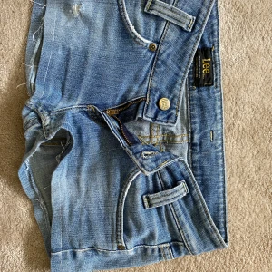 Low waist jeansshorts - Jättesnygga lågmidjade shorts från Lee som jag säljer då de är lite för små. Skriv för mått eller fler bilder 💗 de är i fint skick förutom ett litet hål på ena fickan💗