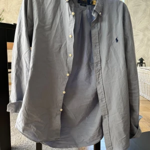 Raulph lauren skjorta slim fit - Mycket stilren skjorta i en fin färg och ett skönt material. Skjortan är ny och använd några dagar tills jag märkte att den va för liten. Köpt på Zalando nypris 1580kr, priset kan diskuteras vid snabb affär mvh Julius 