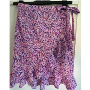 Omlottkjol - Superfin kjol som är justerbar i midjan, passar därför stl 32 till 36