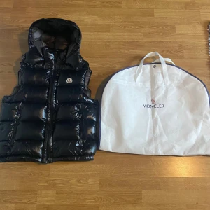 Moncler Bormes Väst  - Västen är i topp skick och har inga defekter. Nästan helt ny. Den är i storlek 3 vilket motsvarar M. Nfc och scan funkar. Påsen finns och kommer med. Priset kan diskuteras vid snabb och effektiv affär. Vid frågor = höra av sig! Kom med pris! 