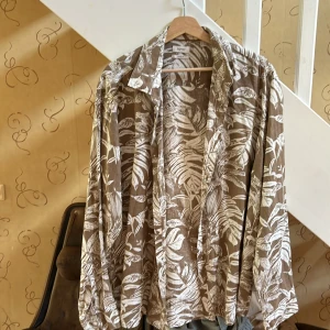 Skjorta - Härlig linneskjorta till sommaren. Använd få gånger och är i storlek XL. Vid intresse hör gärna av er! 