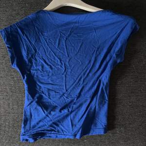 Jättefin blå tröja som är öppen i ryggen💞 Endast testad, säljer den då den inte kommer till användning💞