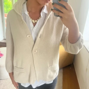 Beige kofta  - Trekvartsärmad beige kofta