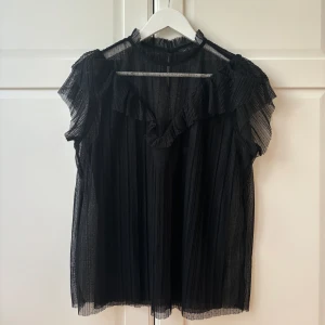 Festtopp från Ted Baker London - Så fin festtopp från Ted Baker London, använd fåtal gånger🤍