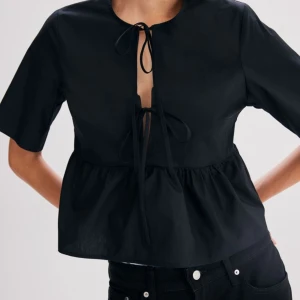 Knytblus  - Poplinblusmed knytband Storlek medium men passar både small och medium den är inte så lång i modellen  Använd 1 gång 