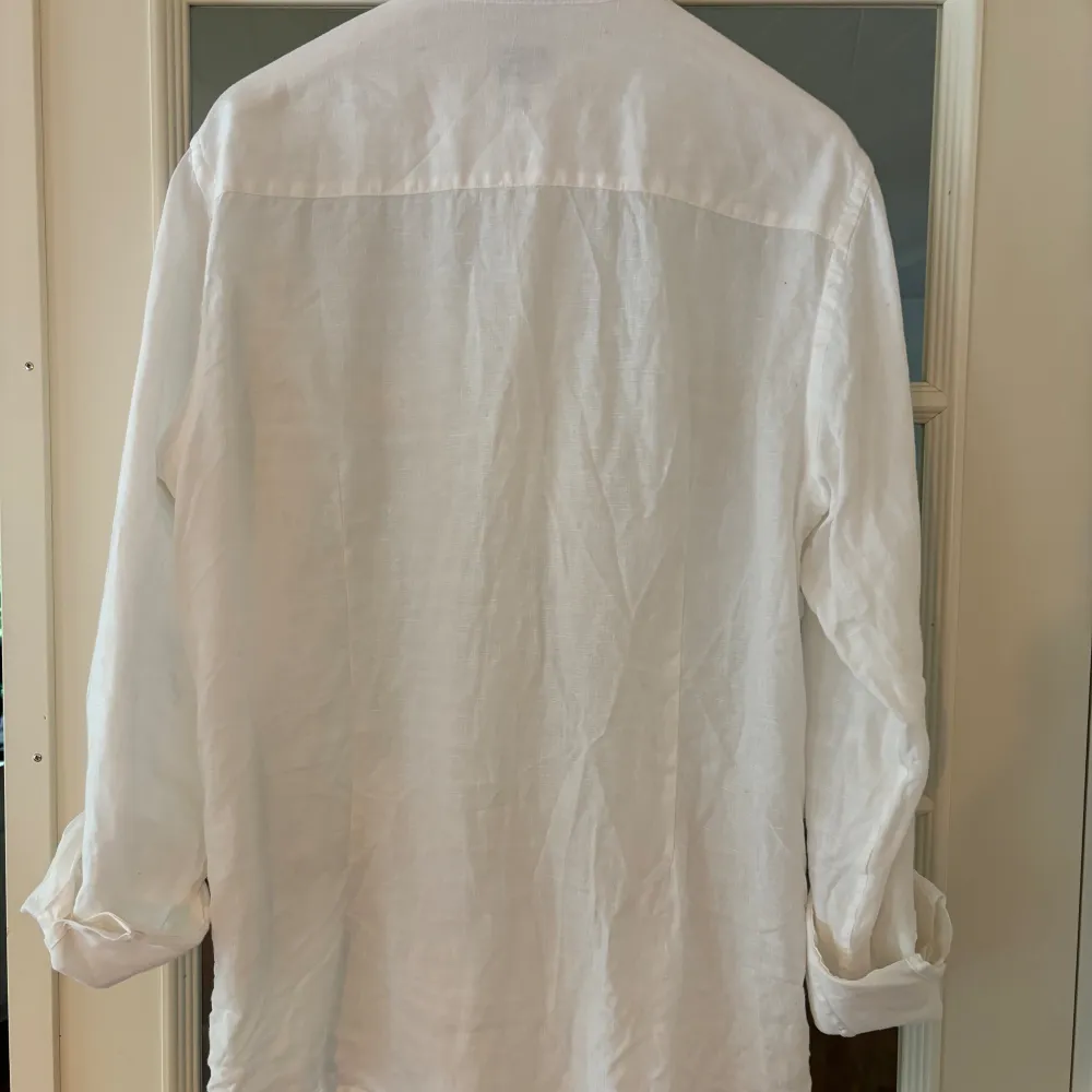 Vit linneskjorta från Bruun Stengade, storlek M, Nyskick använd välidgt få ggr. Skjortor.