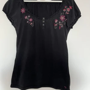 Topp Esprit - Jättefin topp med knytning längst ned från Esprit! Använd enstaka gång, inga defekter 💕Storlek XS men skulle säga att den passar S/M också