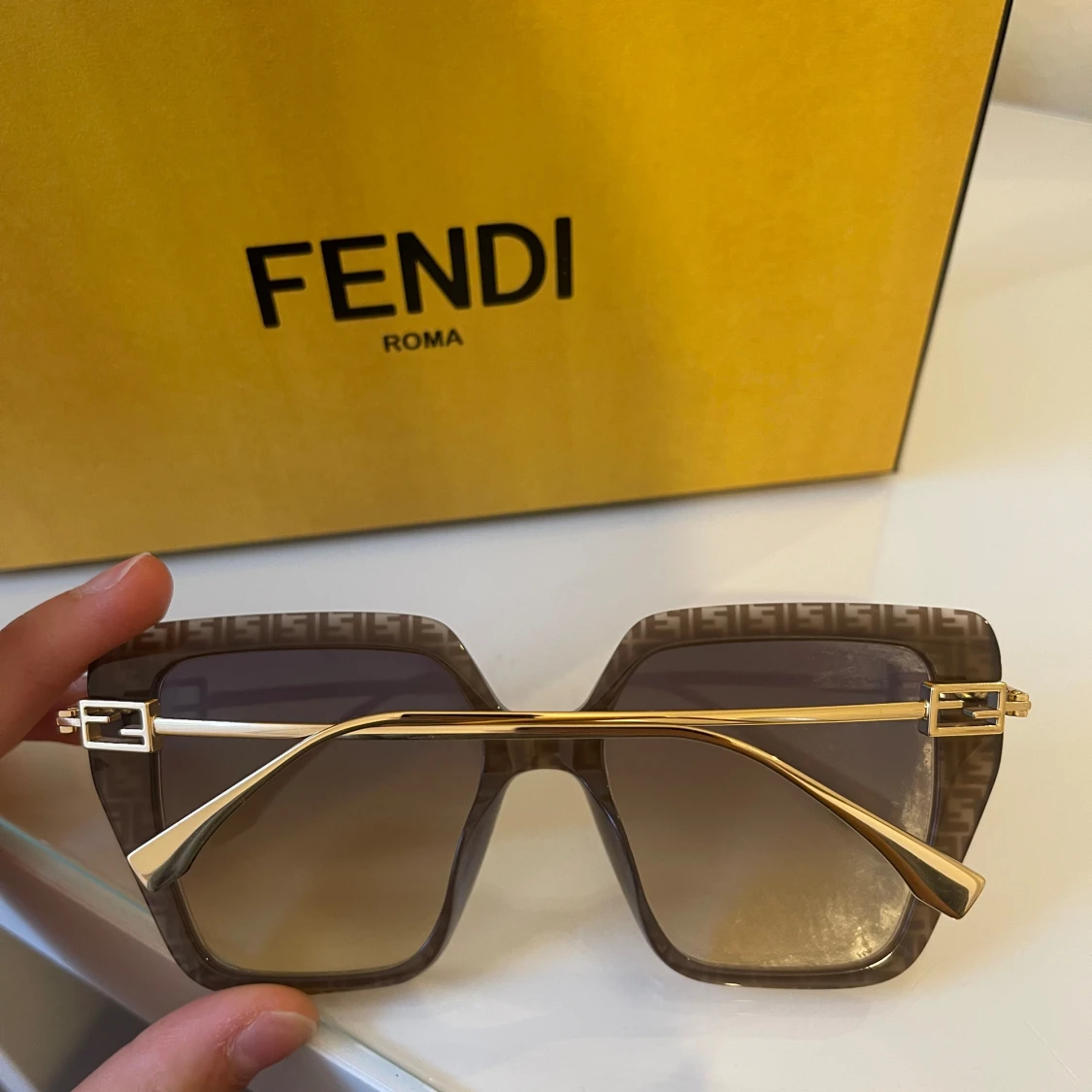 Fendi solglasögon  - 90