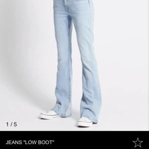 Low rise bootcut jeans - Jätte snygga low rise bootcut jeans som jag tyvär inte andvänder längre, Size xs short sommpassar mig som är runt 160💗 skriv gärna vid frågor❤️