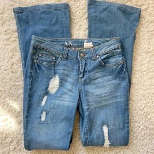 Lågmidjade Bootcut jeans  - Så snygga jeans, storlek 34 enligt lapp men är mer en 36. För stora för mig med 34. Innerbenslängd: 81 midjemått;36x2. Köp sker via köp nu  , jag postar inom 24h. Kvar tills markerad såld