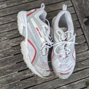 Reebok vita löparskor storlek 39 - Vita löparskor från Reebok med röda detaljer. Skorna är i begagnat skick och har synliga tecken på användning. Vg se bilder för bedöma skicket  Insulamått 25.5 cm