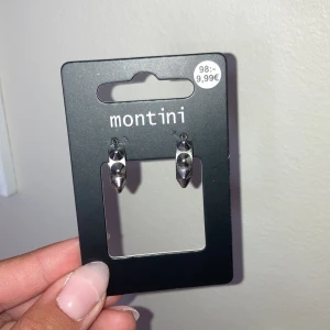 Edblad örhängen! - Fåtal andvända pga jag har bytt till guld. Finns intresserad av att byta till ett par samma fast i guld🥰 (dem hänger på en örhängeshållare från ur&pen men är en där ifrån)🥰 tryck inte på köp direkt utan kontakta mig först🥰