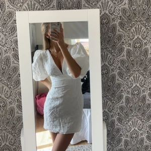 Showpo klänning💕 - Säljer min fina klänning jag precis fick hem då den var lite för kort för mig som är 171cm. Verkligen super snygg och perfekt för en sommarkväll💕