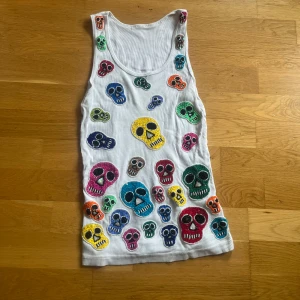 Dödskalle linne - Linne jag fick as länge sen som aldrig kommit till användning, skriv i dom om ni vill ha mer bilder eller vill diskutera pris!💕