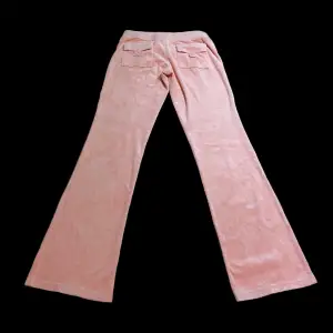 Vintage juicy couture byxor i rosa/peach färg med snygga bakfickor (gamla modellen). Storlek XS men har mycket stretch och passar även jättebra på större storlekar med. Velouren är frf mjuk och fint skick. Innerbenslängden är 87 cm, midjan är 36,5 cm