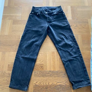  Sweet Sktbs byxor Loose fit - Säljer två par sweet Sktbs byxor Loose, blåa och svarta för lågt pris! Båda paren är storlek 26 i midjan och är i ett bra skick.👍🏼