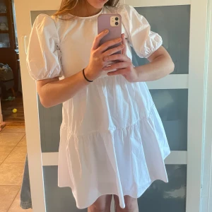 Vit somrig klänning med puffärm! - Bara använd en gång!