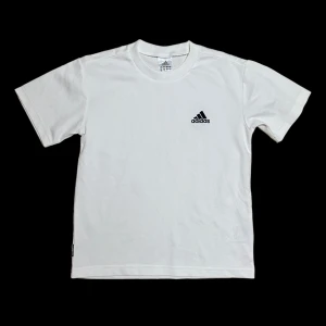 T-shirt  - Vintage adidas T-shirt, skyltdockan bär S som referens och den sitter jättebra.