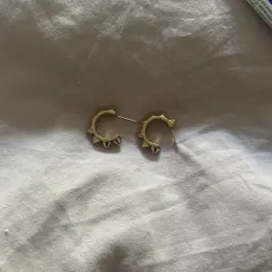 Guldiga guld örhängen som aldrig använts tvättar självklart innan frakt