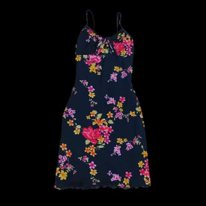 Klänning - Söt vintage sommarklänning med blommigt tryck på, passar bäst på storlek S.