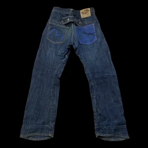 Evisu  - Evisu byxor, storlek 28 där midjan är 78 cm och längden är 104 cm.