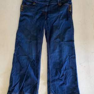 Säljer dessa baggy jeans från ”the wide leg” de är i perfekt confition!! Hör av er vid frågor eller funderingar👋